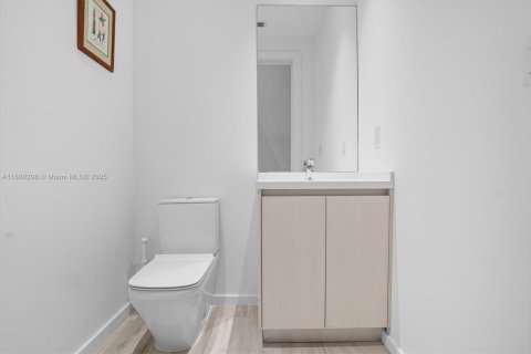 Condo in Miami, Florida, 2 bedrooms  № 1941471 - photo 13