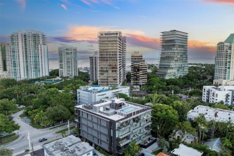 Condo in Miami, Florida, 2 bedrooms  № 1941471 - photo 2