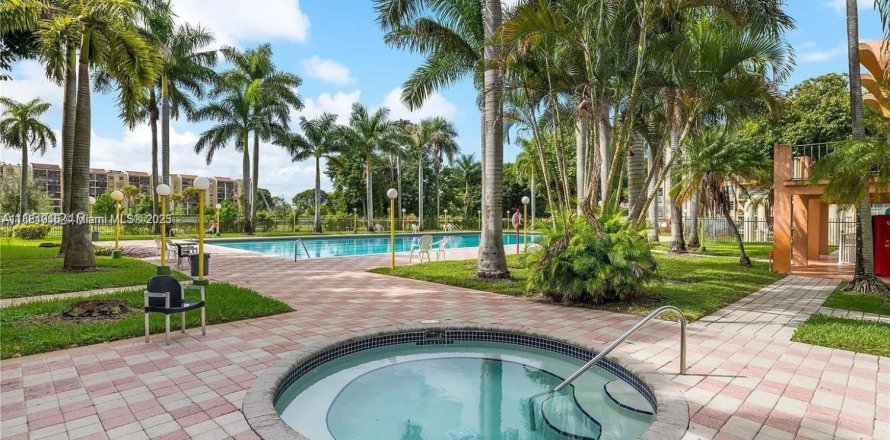 Кондоминиум с 2 спальнями в Майами, Флорида № 1925420