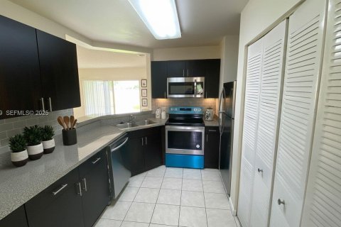 Купить кондоминиум в Окленд-Парк, Флорида 2 спальни, 94.76м2, № 1989410 - фото 18