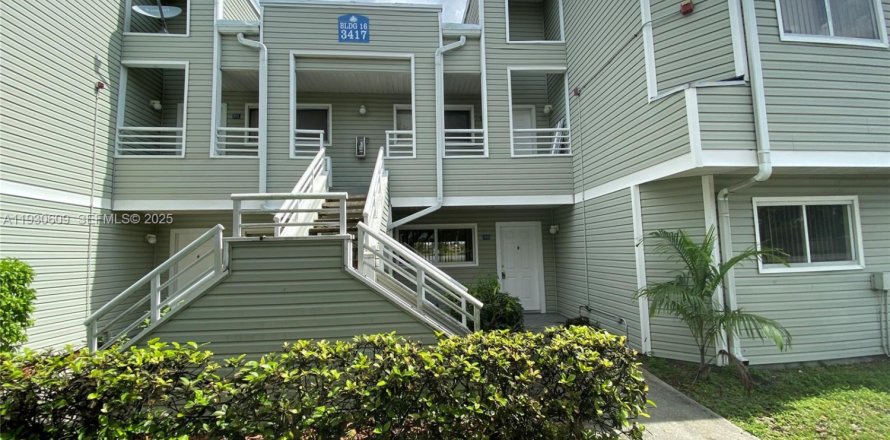 Кондоминиум с 2 спальнями в Окленд-Парк, Флорида № 1989410