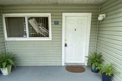 Купить кондоминиум в Окленд-Парк, Флорида 2 спальни, 94.76м2, № 1989410 - фото 2