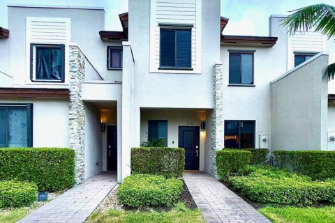 Townhouse in Miami, Florida 3 bedrooms, 137.96 sq.m. № 2083652