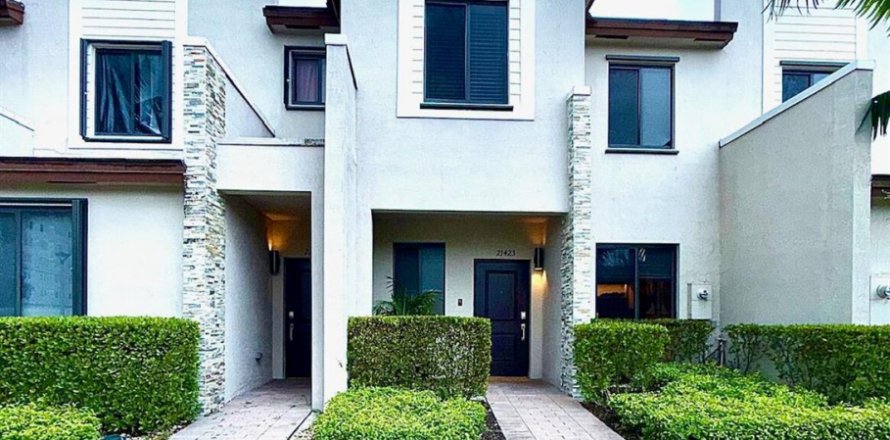Townhouse in Miami, Florida 3 bedrooms, 137.96 sq.m. № 2083652