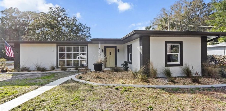 House in Crystal River, Florida 4 bedrooms, 182.92 sq.m. № 1559090