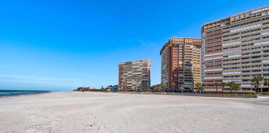 Condo in Redington Shores, Florida, 2 bedrooms № 2166670