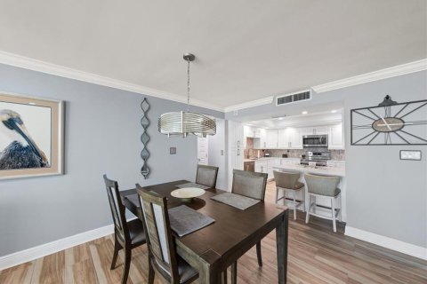 Condo in Redington Shores, Florida, 2 bedrooms № 2166670 - photo 10