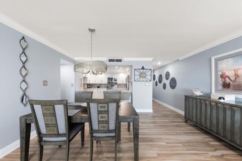 Condo in Redington Shores, Florida, 2 bedrooms № 2166670 - photo 6