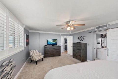 Condo in Redington Shores, Florida, 2 bedrooms № 2166670 - photo 16