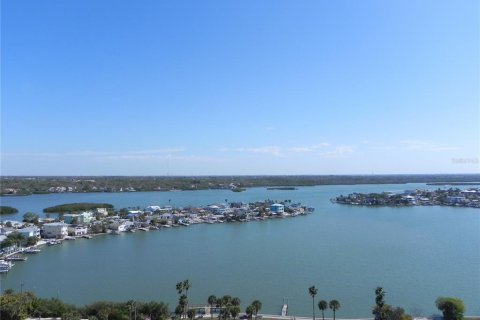 Condo in Redington Shores, Florida, 2 bedrooms № 2166670 - photo 2