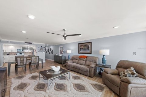 Condo in Redington Shores, Florida, 2 bedrooms № 2166670 - photo 8
