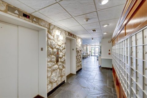 Condo in Redington Shores, Florida, 2 bedrooms № 2166670 - photo 30