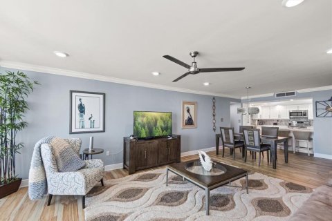 Condo in Redington Shores, Florida, 2 bedrooms № 2166670 - photo 7
