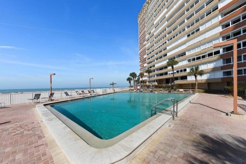 Condo in Redington Shores, Florida, 2 bedrooms № 2166670 - photo 21