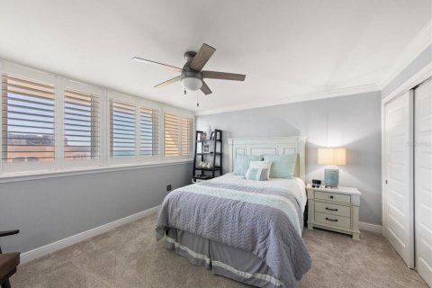 Condo in Redington Shores, Florida, 2 bedrooms № 2166670 - photo 19