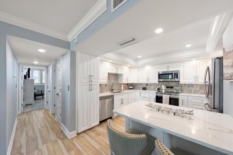 Condo in Redington Shores, Florida, 2 bedrooms № 2166670 - photo 14