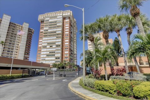 Condo in Redington Shores, Florida, 2 bedrooms № 2166670 - photo 23