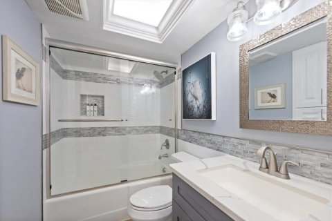 Condo in Redington Shores, Florida, 2 bedrooms № 2166670 - photo 20