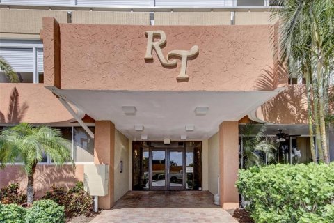 Condo in Redington Shores, Florida, 2 bedrooms № 2166670 - photo 28