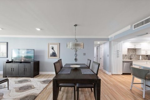 Condo in Redington Shores, Florida, 2 bedrooms № 2166670 - photo 9