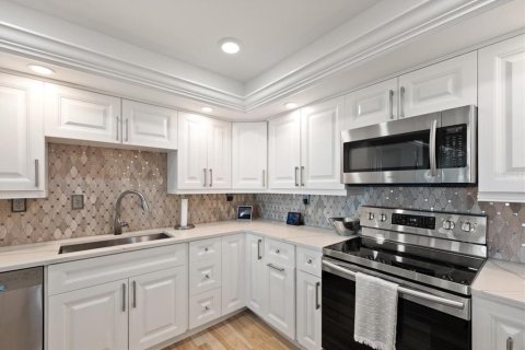 Condo in Redington Shores, Florida, 2 bedrooms № 2166670 - photo 12