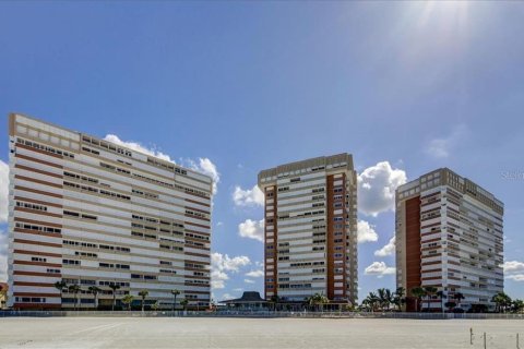 Condo in Redington Shores, Florida, 2 bedrooms № 2166670 - photo 26