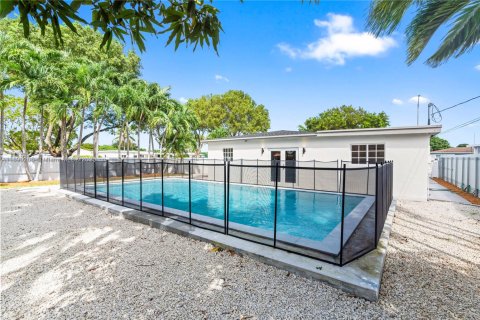 Villa ou maison à vendre à Hialeah, Floride: 4 chambres № 1943388 - photo 30