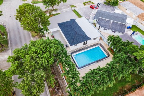Villa ou maison à vendre à Hialeah, Floride: 4 chambres № 1943388 - photo 6