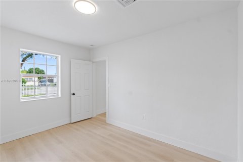 Villa ou maison à vendre à Hialeah, Floride: 4 chambres № 1943388 - photo 27