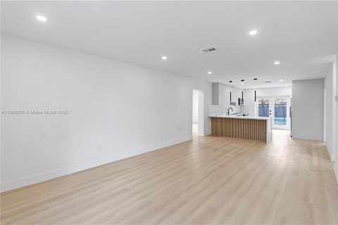 Villa ou maison à vendre à Hialeah, Floride: 4 chambres № 1943388 - photo 9