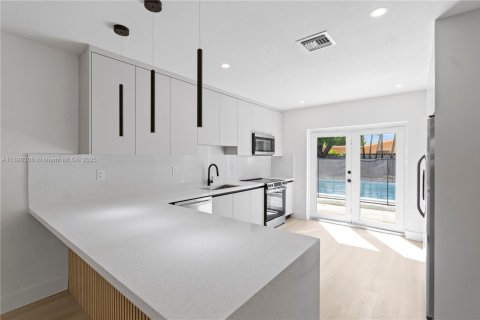 Villa ou maison à vendre à Hialeah, Floride: 4 chambres № 1943388 - photo 11