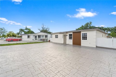 Villa ou maison à vendre à Hialeah, Floride: 4 chambres № 1943388 - photo 3