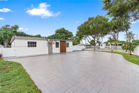 Villa ou maison à vendre à Hialeah, Floride: 4 chambres № 1943388 - photo 2