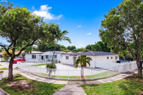 Villa ou maison à vendre à Hialeah, Floride: 4 chambres № 1943388 - photo 4