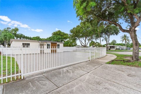 Villa ou maison à vendre à Hialeah, Floride: 4 chambres № 1943388 - photo 1
