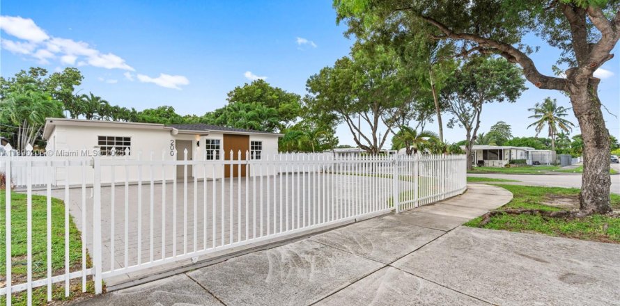 Villa ou maison à Hialeah, Floride 4 chambres № 1943388