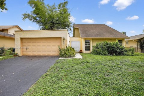 House in Sunrise, Florida 3 bedrooms, 173.36 sq.m. № 1891984 - photo 6