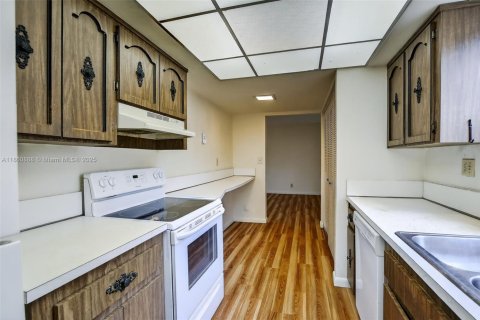 House in Sunrise, Florida 3 bedrooms, 173.36 sq.m. № 1891984 - photo 10