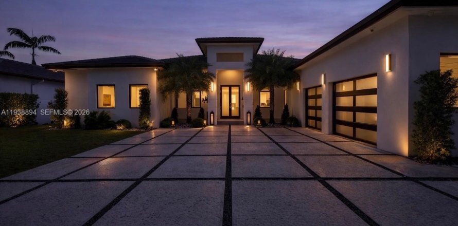 House in Miami, Florida 5 bedrooms, 369.1 sq.m. № 1996885
