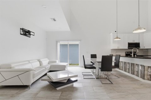 House in Tampa, Florida 3 bedrooms, 139.35 sq.m. № 2221353 - photo 8
