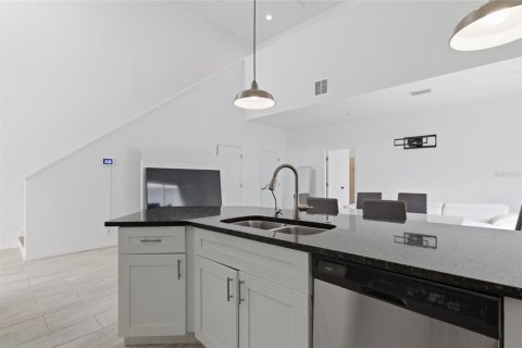 House in Tampa, Florida 3 bedrooms, 139.35 sq.m. № 2221353 - photo 6