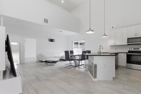 House in Tampa, Florida 3 bedrooms, 139.35 sq.m. № 2221353 - photo 4