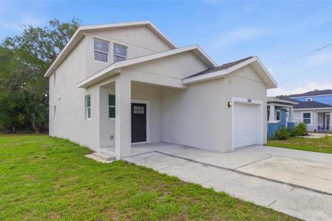 House in Tampa, Florida 3 bedrooms, 139.35 sq.m. № 2221353 - photo 2