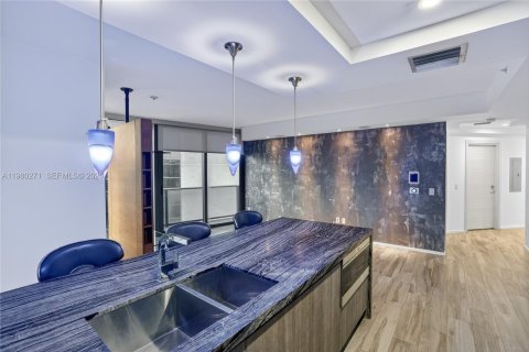 Condo in Miami, Florida, 2 bedrooms № 2181989 - photo 2