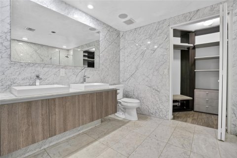 Condo in Miami, Florida, 2 bedrooms № 2181989 - photo 10