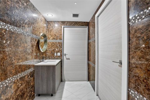 Condo in Miami, Florida, 2 bedrooms № 2181989 - photo 16