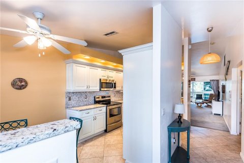 Condo in Lake Suzy, Florida, 2 bedrooms  № 248662 - photo 6