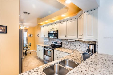 Condo in Lake Suzy, Florida, 2 bedrooms  № 248662 - photo 17