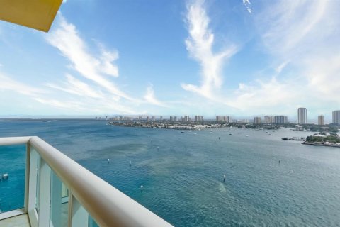 Condo in Riviera Beach, Florida, 3 bedrooms № 2250608 - photo 2