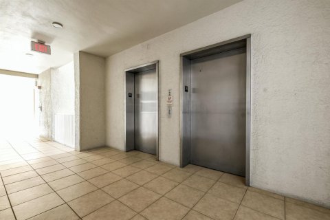 Condo in Riviera Beach, Florida, 3 bedrooms № 2250608 - photo 30